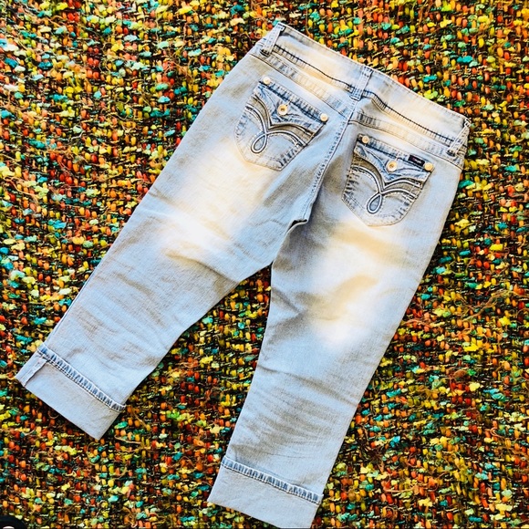 Light wash cuff capris - Picture 3 of 8